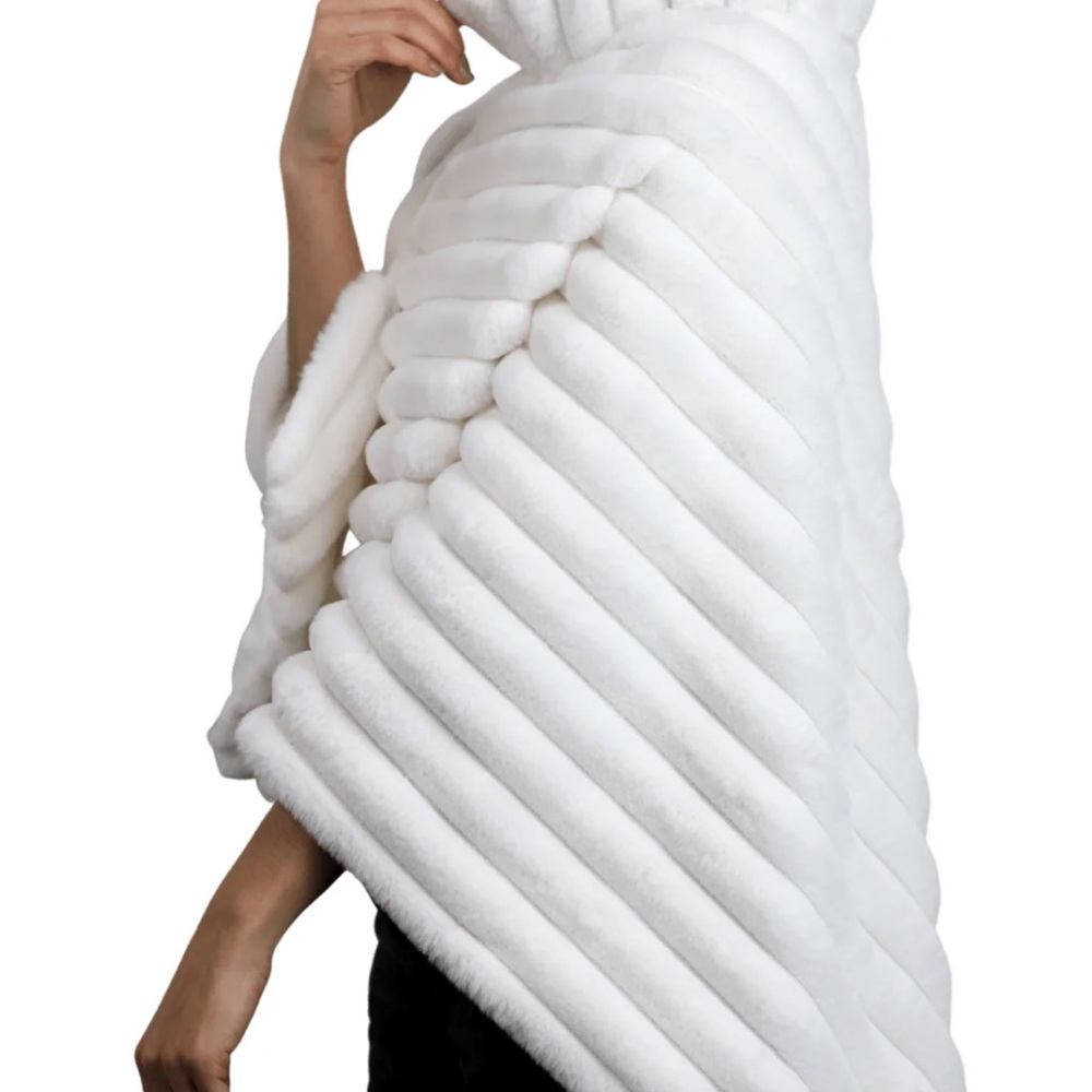La Fiorentina Cream Faux Fur Ribbed Cape NWOT - Picture 3 of 5